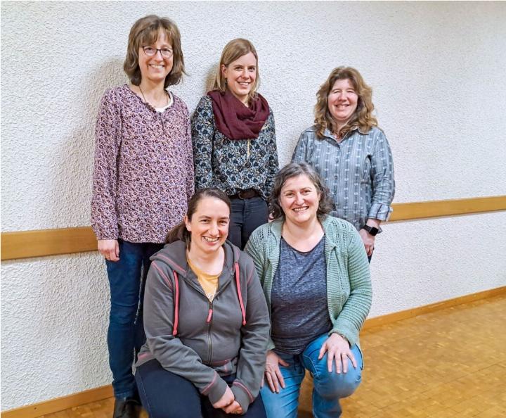 Präsidentin Veronika Maurer (hinten links, Spiez) mit Stellenvermittlerin Lisa Zeller (Thun) und der ausscheidenden Finanzverwalterin Andrea Jorns (Iseltwald) sowie vorne die neue Finanzverwalterin Corinne Trummer (links, Zweisimmen) und die neue Delegierte kirchlicher Bezirk Interlaken/Oberhasli, Anita Schranz. BILD: ZVG