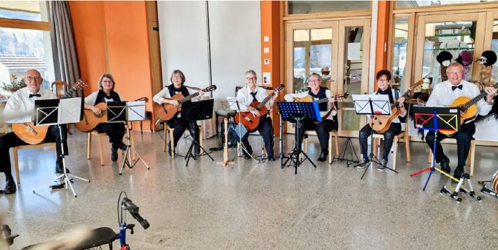 Die Gitarrengruppe der Pro Senectute Thun spielte für die «jetzt»-Bewohner. BILD: ZVG