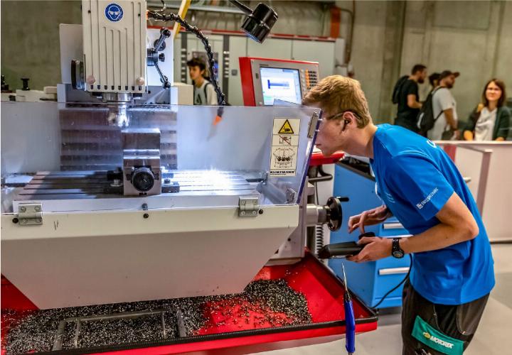 Der Reichenbacher Dominic Brügger lag lange hinten, weil er unter Zeitdruck Punkte «liegen liess». Dank seiner Aufholjagd im Bereich Automation konnte er Boden gutmachen – und sich damit letztlich den Sieg sichern. BILDER: MICHAEL SCHINNERLING