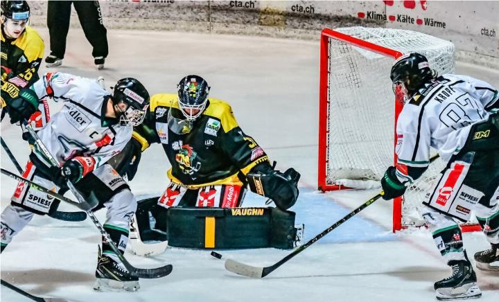 Torhüter Zaugg verhindert eine gute Chance von Adelbodens Nico Schmid (l.). BILD: BJÖRN ZRYD