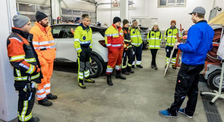 Die Feuerwehr Kandersteg und der M ilitär-Sanitäts-Verein Kandertal führten eine gemeinsame Übung durch. BILD: MICHAEL SCHINNERLING