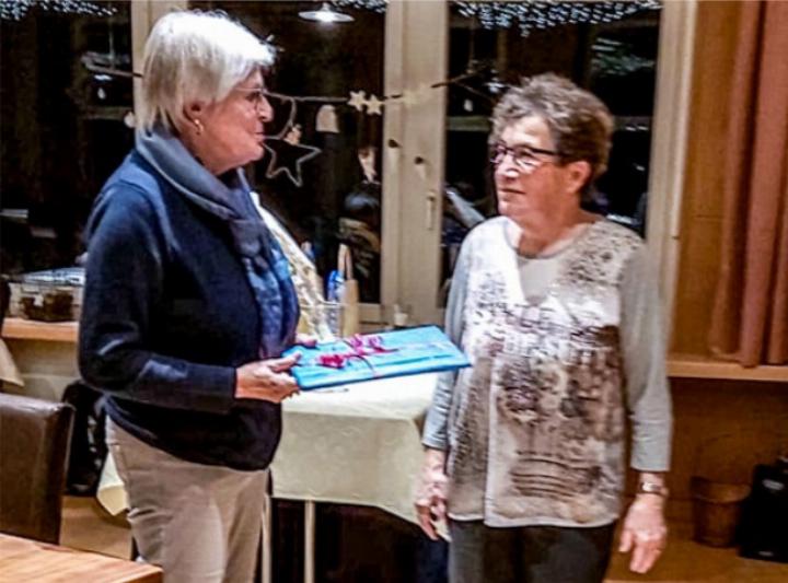 Chorpräsidentin Vreni von Allmen (l.) übergibt Käthi Santschi ein Präsent. BILD: HANNI SCHRANZ