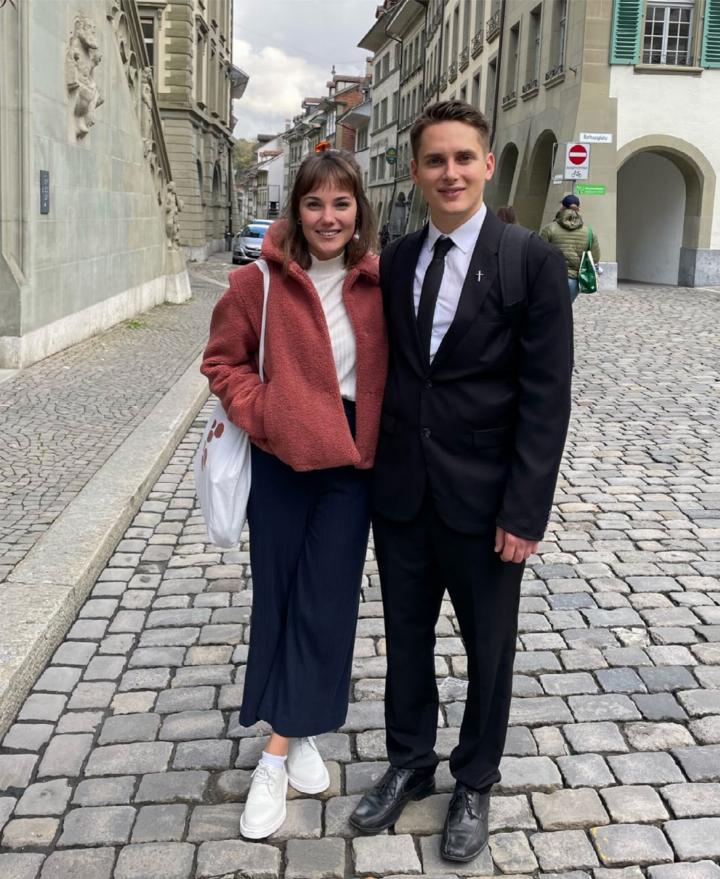 Tim Hänni mit seiner Partnerin Rebekka am Tag seiner Ordination in Bern. BILD: ZVG