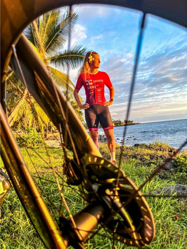 Patricia Circelli genoss das tägliche Naturspektakel zwischen Himmel, Meer und Insel. Nach dem Zieleinlauf war sie glücklich, aber auch geschafft. BILDER: ZVG