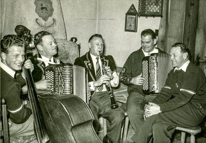 Fritz Tschannen (2. v. r.) beim Musizieren im Jahr 1959. Auf dem Bild sind neben Tschannen an der anderen Handorgel Lorenz Giovanelli und der bekannte Klarinettist Kaspar Muther zu sehen. BILD: ZVG