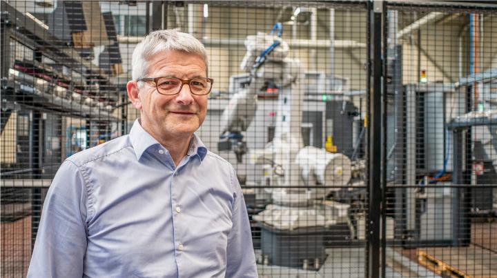 Geschäftsführer Thomas Dubach vor einem der Roboter in der Produktion von Bucher Hydraulics Frutigen. BILD: HANS RUDOLF SCHNEIDER