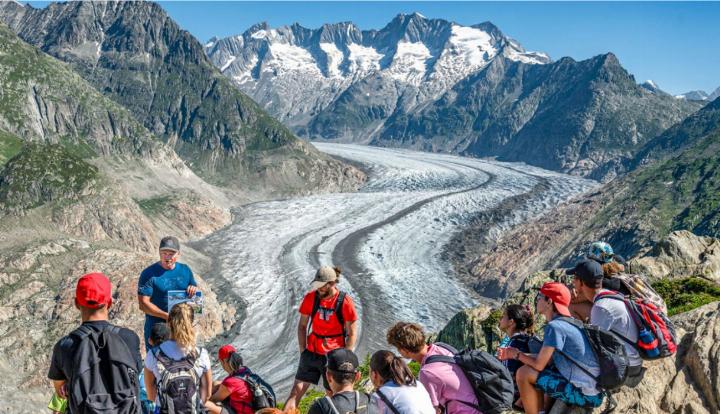 Hans-Christian Leiggener begrüsste die Jugendlichen auf der Moosfluh. BILD: ZVG / JUNGFRAUALETSCH