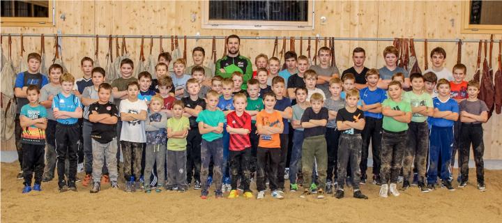 Die Pose stimmte schon mal: Die Kandertaler Jungschwinger mit dem erfolgreichen Eidgenossen Fabian Staudenmann. BILD: ZVG