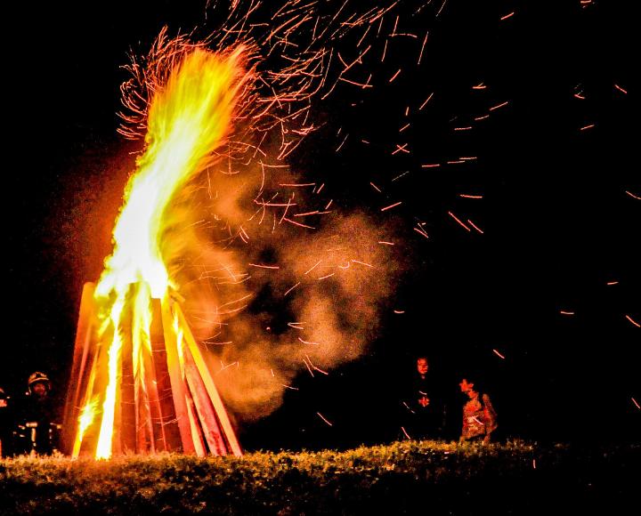 Den 1. August feiern wir in der Regel grell und laut, doch immer mehr Gemeinden verzichten auf ein öffentliches Feuerwerk. Dadurch bietet sich eine Gelegenheit zum Innehalten – und zum Auftauen eingefrorener Denkmuster, die eine seriöse Debatte verunmöglichen.