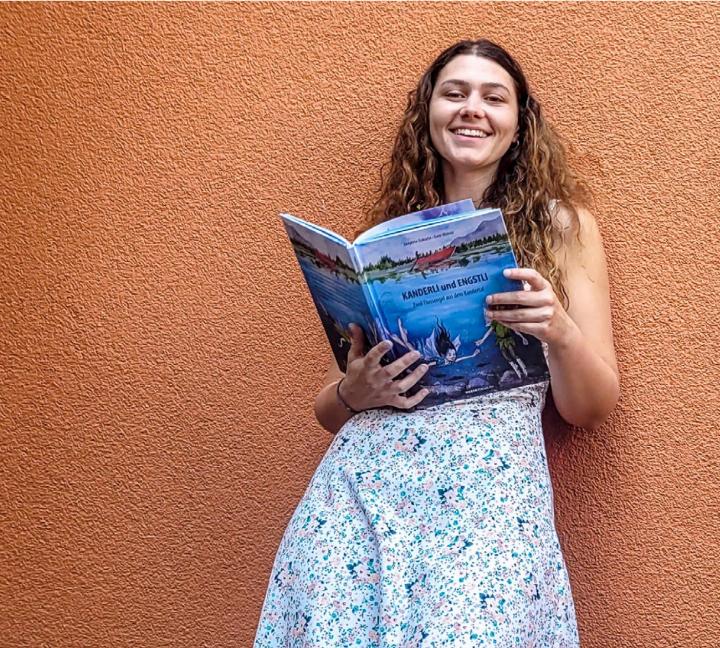 Die junge Autorin Joséphine Esskuche mit «Kanderli und Engstli» BILD: ZVG