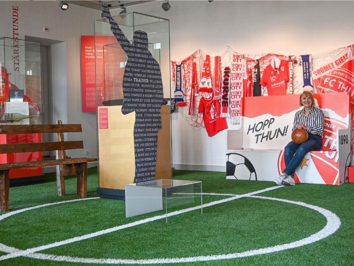 Museumsführerin Elsbeth Aebersold hat den historischen WM-Ball fest im Griff. BILD: PETER SCHIBLI
