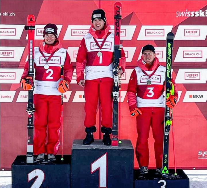 Ein rein oberländisches Podest im U21-Riesenslalom: Sieger Sandro Zurbrügg (SK Frutigen), umrahmt vom zweitklassierten Kilian Abplanalp (l.) und Livio Hiltbrand (r.) auf Platz 3. BILD: SWISS-SKI