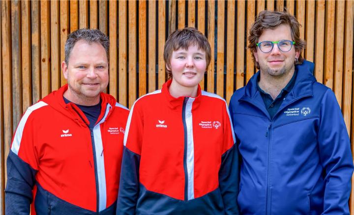 Hatten eine erlebnisreiche Zeit im Tessin (v. l.): Coach Reto Lauber, Athletin Ramona Beutler und Fabian Frey, Athletenvertreter im Stiftungsrat bei Special Olympics Switzerland. Es fehlt Athletin Charlotte Wyss. BILD: MICHAEL SCHINNERLING