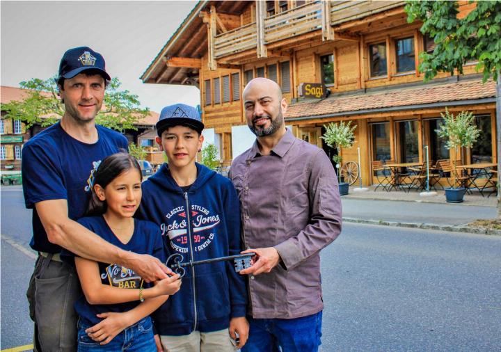Toni Luginbühl (l.) übergibt zusammen mit seinen Kindern Noelia und Diego vor dem Restaurant die Schlüssel an Hawar Sendi. BILD: PETER ROTHACHER
