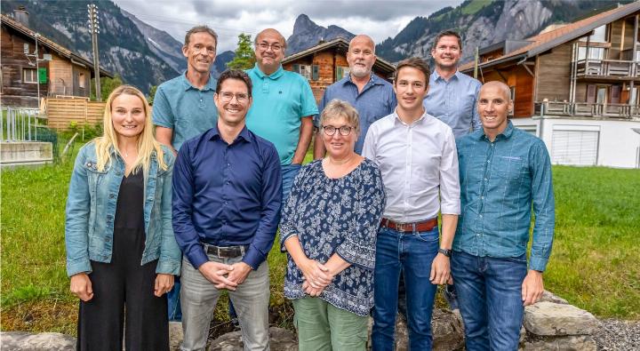 Verwaltungsrat, Betriebskommission (BK) und Betriebsleiter des NNSK (v.l.): Andrea Zryd (VR), Urs Niedhart (BK), Lars Guggisberg (VR-Präsident), Bruno Keller (VR), Verena Packmor (VR), Kari Bieri (VR-Vize und BK), Adrian Künzi (BK), Marc Stübi (Betriebsleiter) und Ruedi Ogi (VR und BK). Ein Sitz in der Betriebskommission ist noch vakant. BILD: MICHAEL SCHINNERLING