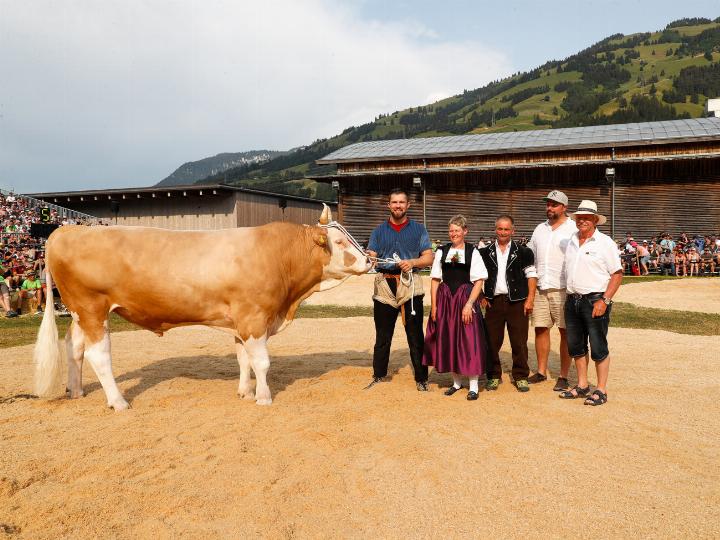 Festgewinner Fabian Staudenmann mit seinem Muni «Bery», den Züchtern und den Sponsoren. BILD: BARBARA LOOSLI