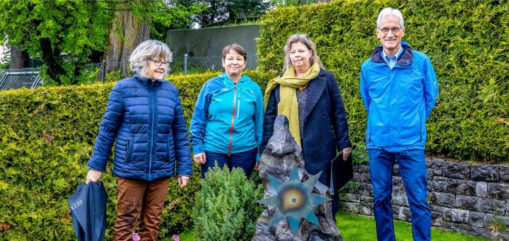 Kathrin von Känel (Gemeinderätin und Sekretärin des Begräbnisgemeindeverbands Aeschi), Brigitte Berger (Kirchgemeinde Aeschi-Krattigen), Uta Ungerer (Pfarrerin) und Thomas Knupp (Präsident der Begräbniskommission) am neuen Sternengrab in Aeschi. BILD: MICHAEL SCHINNERLING