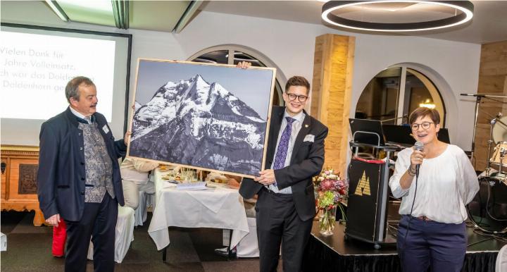 Patric (r.) und René Maeder erhielten von Gemeindepräsidentin Barbara Jost ein Bild mit dem Doldenhorn überreicht. BILDER: MICHAEL SCHINNERLING