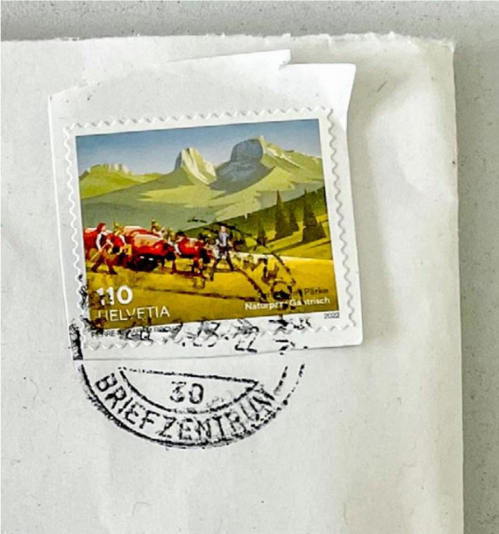 Die ausgeschnittene und danach wieder aufgeklebte Briefmarke auf einem der anonymen S chreiben.