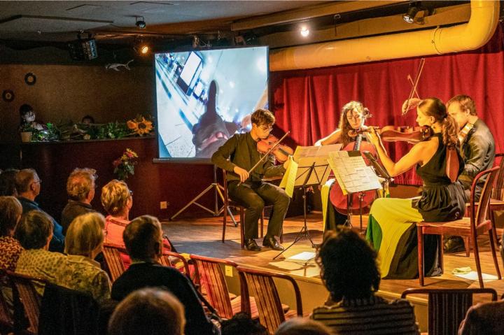 Das in Zürich gegründete Modulor Quartet mit (v.l.) Gregor Haenssler (Violine), Milena Umiglia (Violoncello), Demian Herzog (Viola) und Beatrice Harmon (Violine) gewann den zweiten Preis des Orpheus-Wettbewerbs und war bereits letztes Jahr am SCMF aufgetreten.