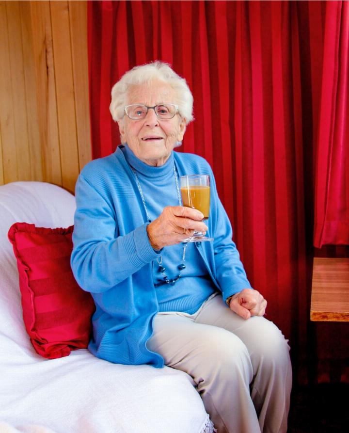 Gerne trinkt Hermine Studer Kaffee auf der Laube – ihrem Lieblingsplatz. BILD: KATHARINA WITTWER