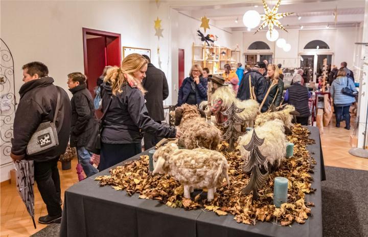 Flauschige Figuren, Weihnachtssterne und vieles mehr konnten die BesucherInnen letzten Freitag im Heustrich bestaunen.