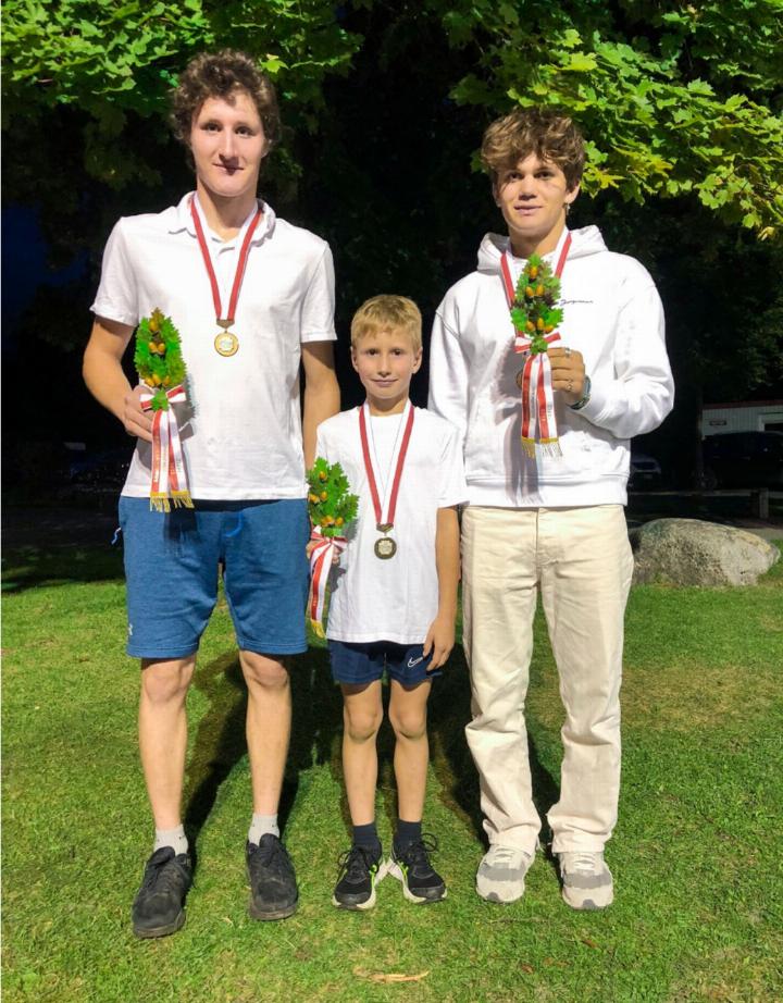 Die stolzen Medaillengewinner (v.l.): Damian Dubach (Bronze) mit Dario Reichen und Benjamin Heyden (beide Gold). BILD: PETER ZAHLER