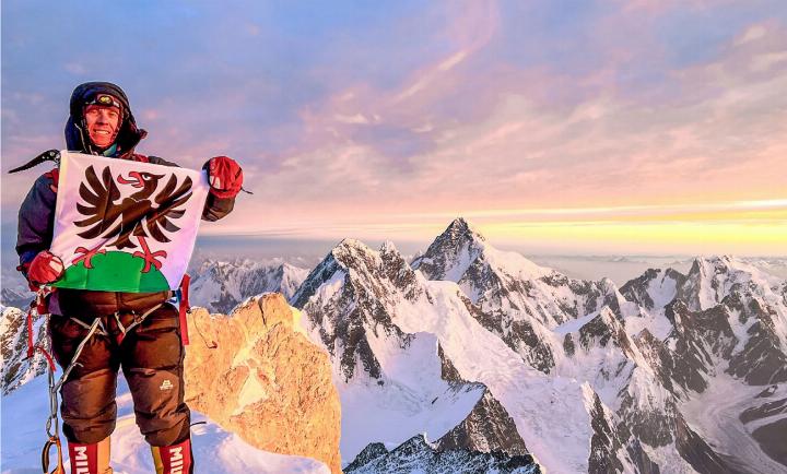 Die Heimat trug er quasi immer mit sich: Simon Sarbach mit der Adelboden-Flagge auf dem Gasherbrum II. BILDER: ZVG