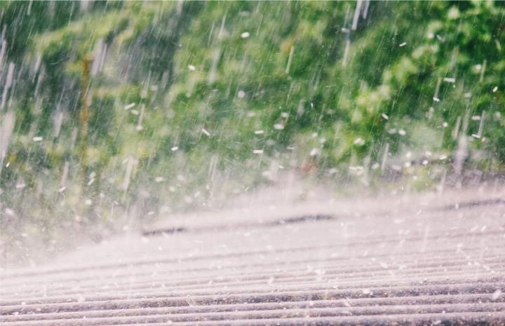 Am 30. Juni 2022 entluden sich im Kanton Bern mehrere starke Gewitter, sogenannte Superzellen. Allein an diesem Abend gingen bei der Polizei über 30 Schadenmeldungen ein, darunter vor allem Wassereinbrüche in Gebäude, aber auch Hagelschäden. SYMBOLBILD: ANDREY SOLOVEV / STOCK.ADOBE.COM