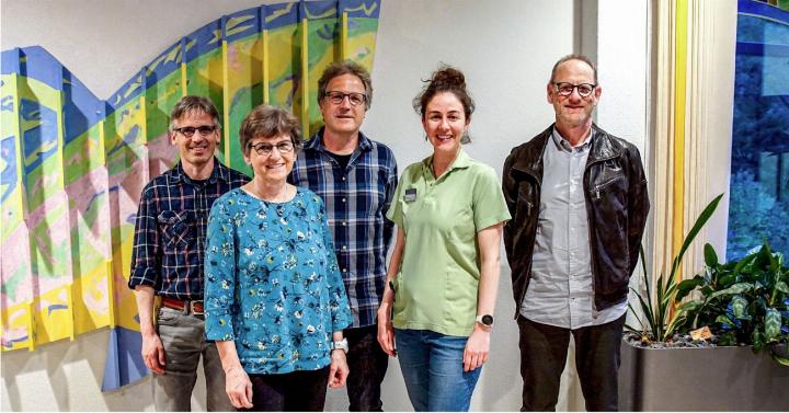 Zufrieden mit dem Jahresergebnis und dem Verlauf des Abends (v. l.): Martin Fuhrer (Leiter Pflege), Susanna Zurbrügg (Geschäftsleiterin), Peter Rieder (Leiter Finanzen), Lara Lack (Ernährungsberaterin) und Urs Gehrig (Präsident Verein Spitex Niesen). BILD: MARCEL MARMET