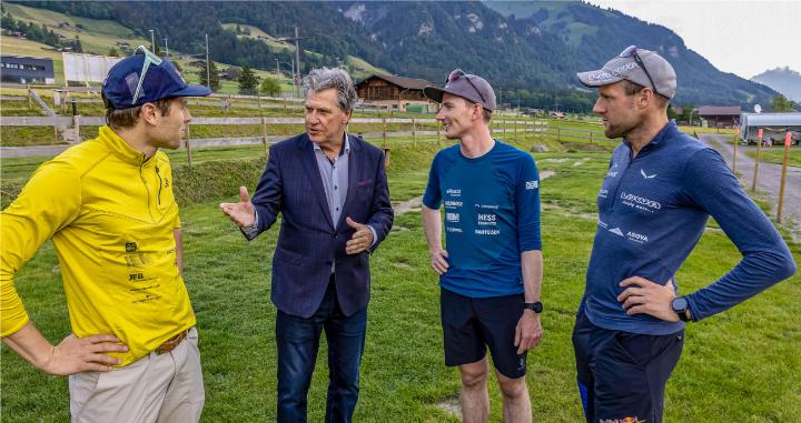 Patrick von Känel (l.), Sepp Inniger (2. v. r.) und Chrigel Maurer (r.) mit Moderator Berni Schär auf dem Gelände des Frutigresorts. BILD: MICHAEL SCHINNERLING