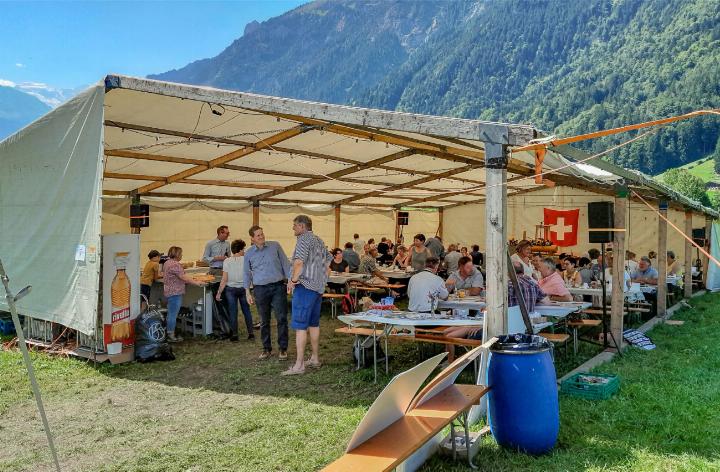 Zwischen gemütlichem Brunch und feurigen Reden: Die SVP läutete zusammen mit der FDP in Kandergrund den Wahlkampf ein. BILDER: JULIAN ZAHND