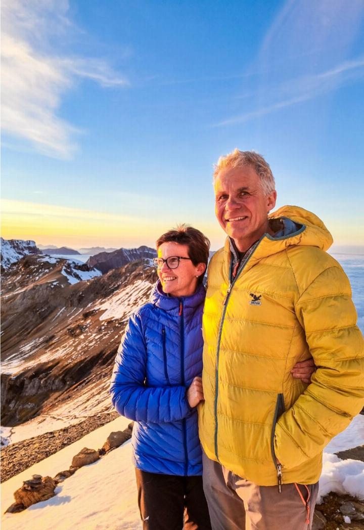 Hildi und Hans Hostettler geniessen die (seltenen) ruhigen Momente in der Abendstille vor ihrer Hütte.