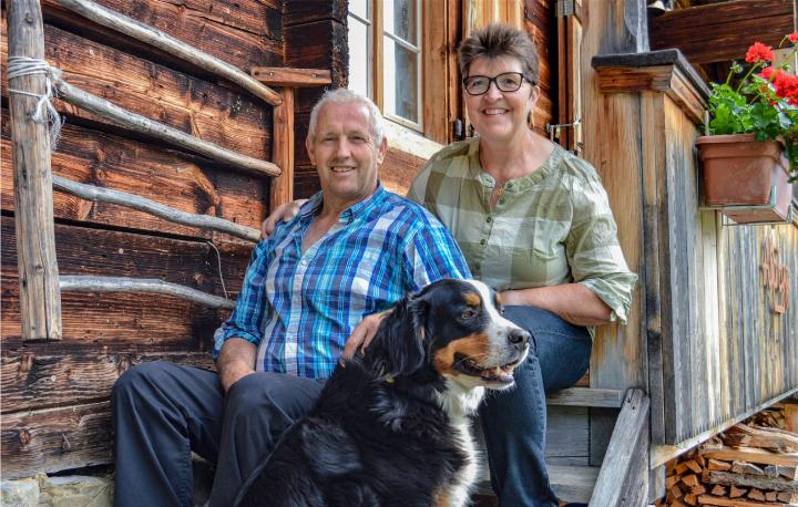 Fritz und Heidi Zurbrügg mit ihrer Berner Sennenhündin Laika BILD: KATHARINA WITTWER