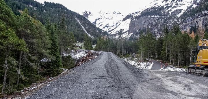 Der Zilfuridamm ist durchgehend auf fünf Meter erhöht worden und die Aussenseite ist teilweise bereits rekultiviert. BILD: ZVG