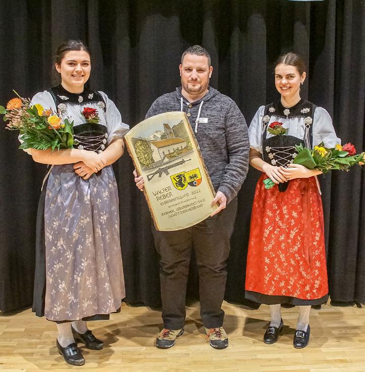 3: Walter Reber, hier flankiert von den beiden Ehrendamen Natascha Wyss (l.) und Katja Zurbuchen, wurde zum Ehrenmitglied ernannt. BILDER: MARCEL MARMET