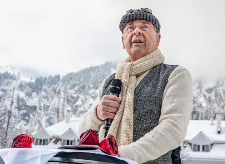 Alt Bundesrat Adolf Ogi sprach über die Bedeutung der Bahnhofmatte für den Wintersport in Kandersteg. BILDER: MICHAEL SCHINNERLING