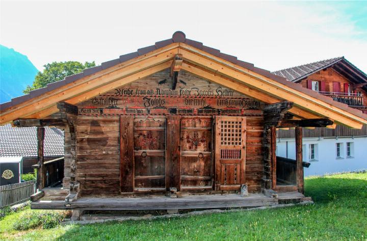 Dieser schmucke Blockbau mit Zwillingstüren und aufwendig gearbeiteter Gittertüre in Aeschi erhielt vor wenigen Jahren ein komplett neues Dach. BILDER: KATHARINA WITTWER