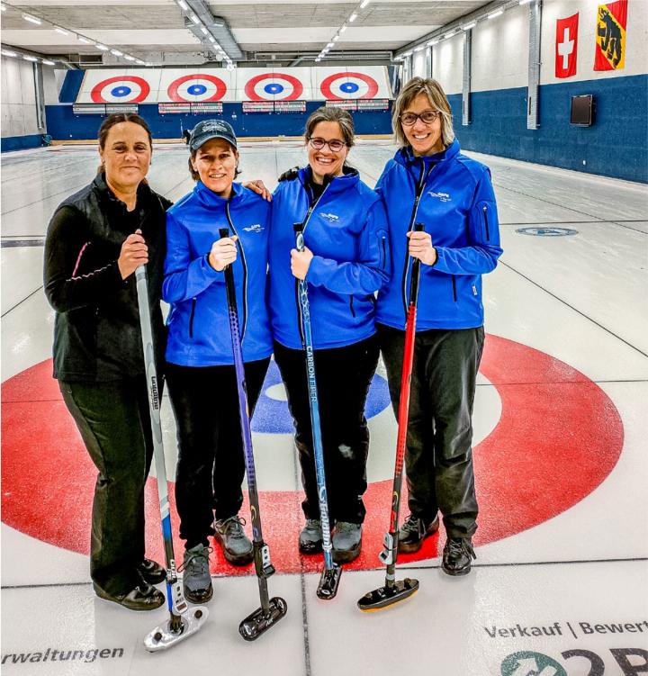 Die Gewinnerinnen des elften Adelbodner Damenturniers: CC Thun Regio mit Andrea Streit, Sue Zandt, Andrea Boss und Annemarie Berger (v. l.). BILDER: ZVG