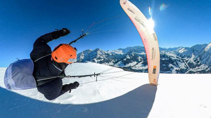 Chrigel Maurer (grosses Bild), Patrick von Känel (kleines Bild oben) und erstmals auch Sepp Inniger (kleines Bild unten) starten am alpenüberquerenden Hike-and-Fly-Wettkampf.