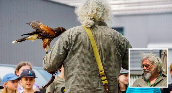 «Vogelflüsterer» Ueli Lüthi präsentierte in Frutigen seine gefiederten Begleiter. Auch mutige Kinder konnten die Wildvögel aus der Nähe bestaunen. BILDER: ZVG