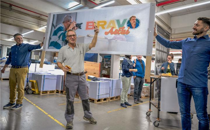 Zu seinem Abschied aus dem Arbeitsleben wurde Ernst Lauener von den KollegInnen gefeiert. Links Geschäftsführer Philippe Hari, rechts Toshe Atanasovksi, Mitglied der Geschäftsleitung. BILD: ZVG