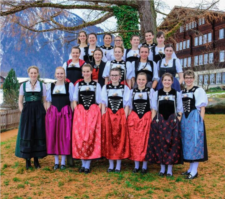 Die Absolventinnen mit Corina Thalmann-Baumann in der mittleren Reihe, 2.v.l. BILD: ZVG
