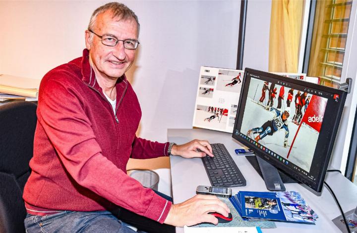 Reto Koller verbrachte unzählige Stunden vor dem Bildschirm, bis die 334 Seiten starke Biografie druckfertig war. Hans Pieren (r.) beugt sich im improvisierten «Fotostudio» des Autors über einen der vielen Bilderordner, die es zu sichten gilt. BILDER: YB / R. KOLLER