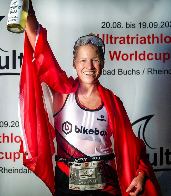 Sie erzielte mit Unterstützung ihrer Kinder und ihres Partners eine sensationelle neue Bestzeit: die Triathletin Eva Hürlimann. BILD: ZVG / STEFAN MEIER