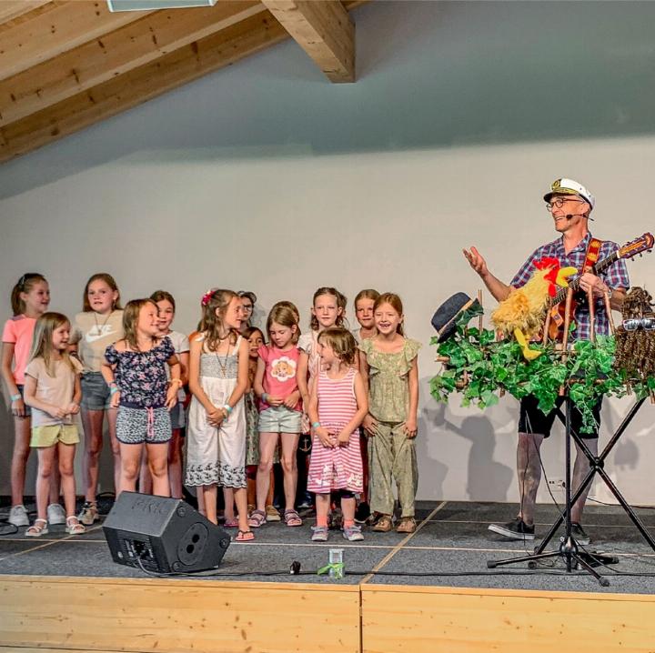 Mit seinen Liedern und Geschichten eroberte Andrew Bond die Herzen der Kinder im Nu. Sein Keyboard schmückte er im Laufe des Auftritts mit passenden Requisiten. BILD: RUTH STETTLER