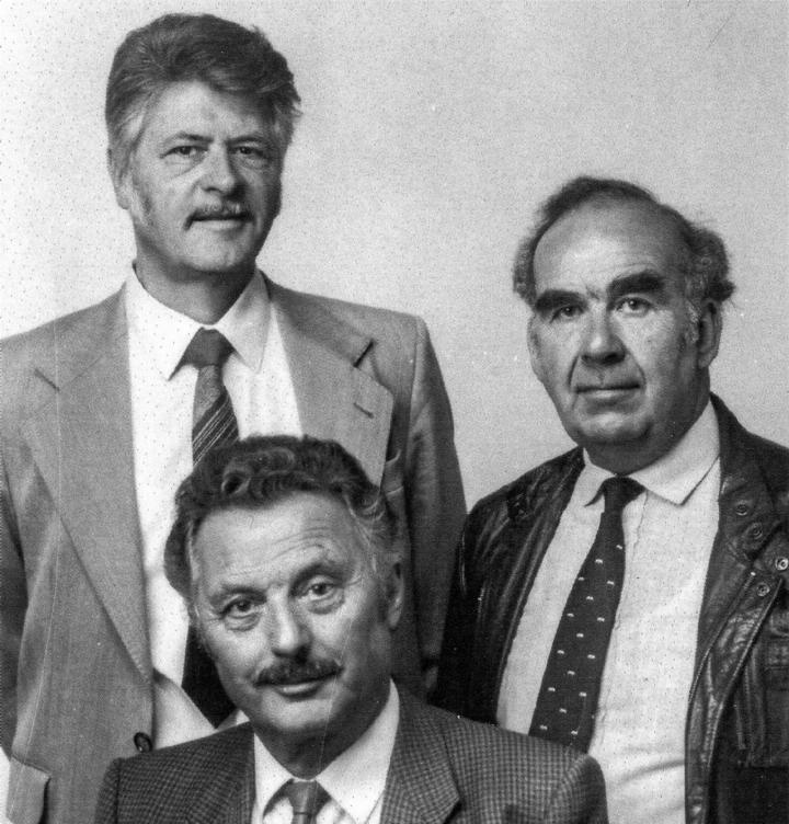 Die drei Gründer der Hydrotechnik Frutigen AG: Heinz Pieren und Edi Zurbrügg (hinten v.l.) sowie Fritz Schlup. BILD: ZVG