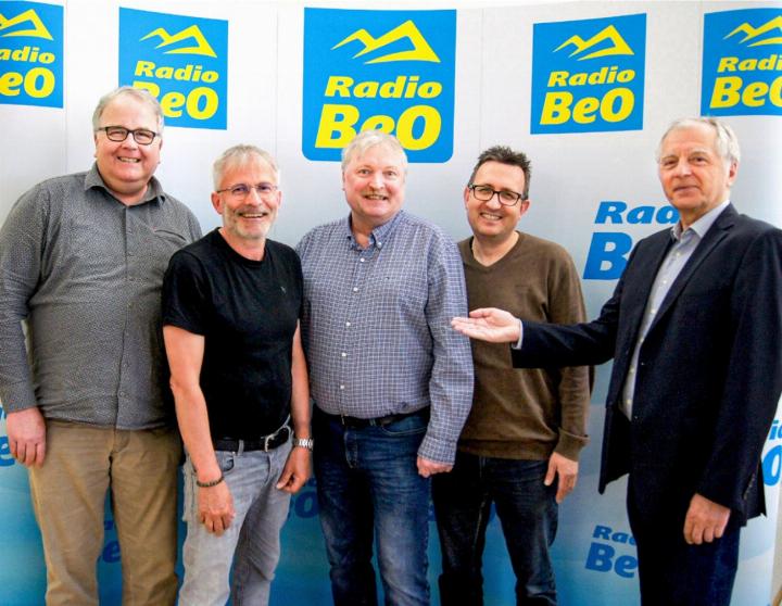 Der bisherige Geschäftsleiter Martin Muerner (r.) mit (v. l.): Manuel Honegger (Mitglied GL), Adrian Durtschi (Co-Geschäftsleiter), Raymond Häsler (Co-Geschäftsleiter) und Roger Schild (Mitglied GL). Muerner ist neuer «Leiter Public Affairs» der Radio Berner Oberland AG. BILD: ZVG