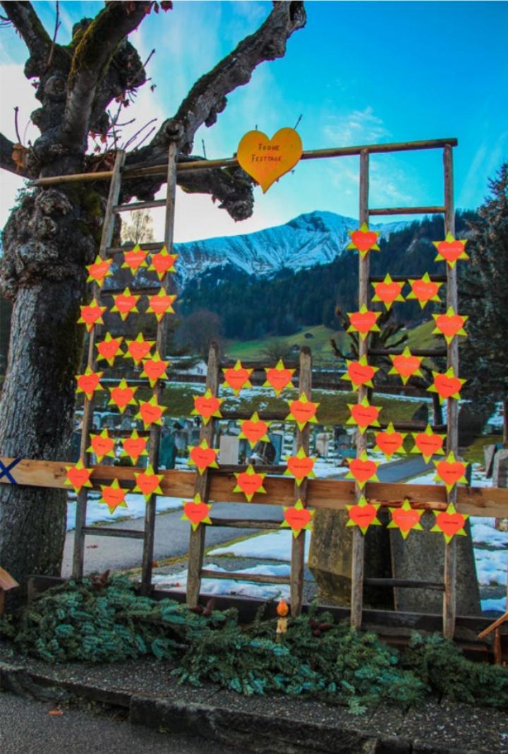 44 Sterne und Herzen erinnern an die Verstorbenen des zu Ende gehenden Jahres. BILD: WI