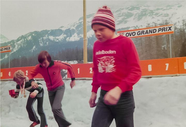Die Vorläuferveranstaltung: Der damals 14-jährige Hans Pieren (vorne) und seine beiden Mitbewerber Marc Girardelli (Mitte) und Franz Heinzer 1976 am Ovo-Grand-Prix in Sils Maria. BILD: ZVG